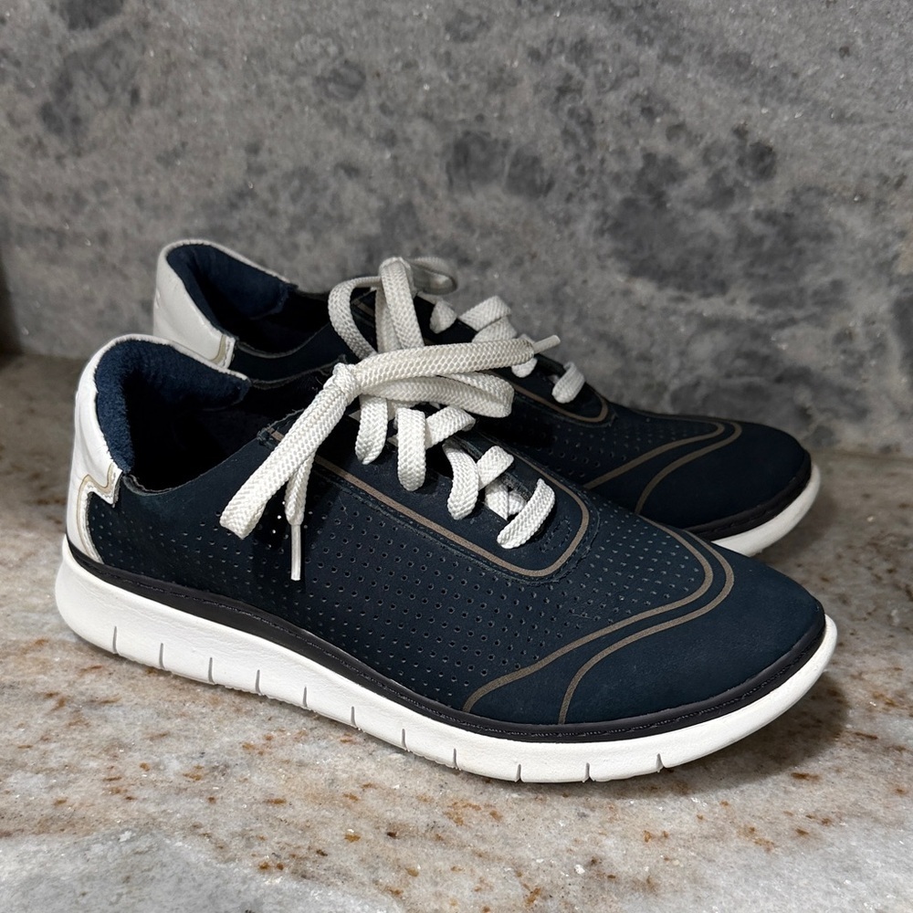 NWT Vionic Riley Casual Lace-Up Walking Sneakers